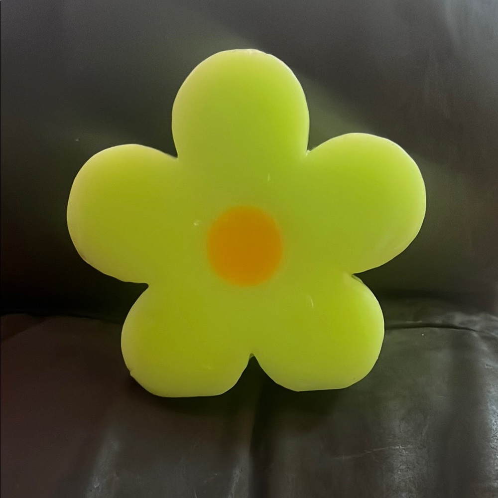 Bright Flower-Shaped Candle/ 1 wick